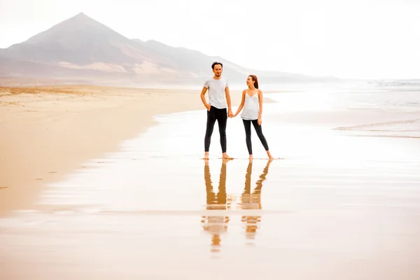 Couple standing on the beautiful beach — Stock fotografie