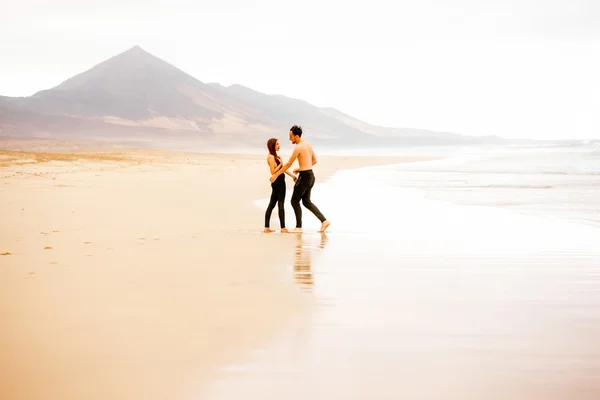 Couple with naked torso on the beach — 图库照片