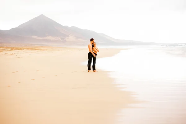 Couple with naked torso on the beach — 图库照片