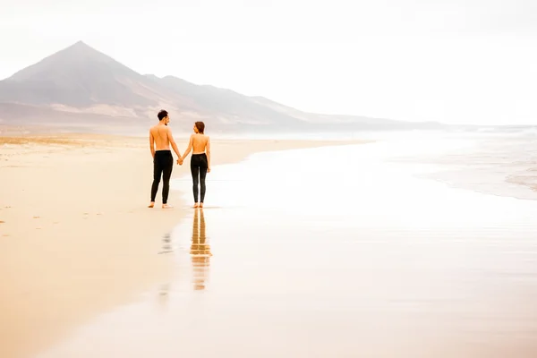 Couple with naked torso on the beach — 图库照片