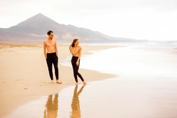 Couple with naked torso on the beach — Stok fotoğraf