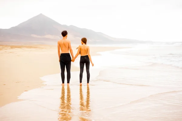 Couple with naked torso on the beach — Zdjęcie stockowe