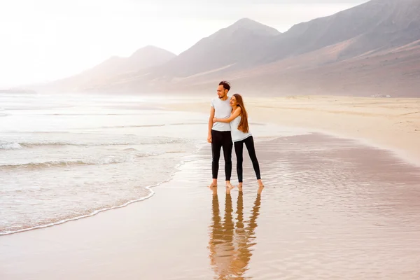 Couple standing on the beautiful beach — Stockfoto