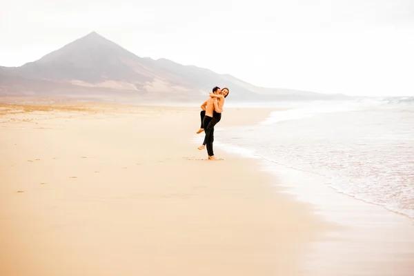 Couple with naked torso on the beach — Stok fotoğraf