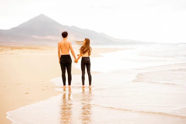 Couple with naked torso on the beach — Stok fotoğraf