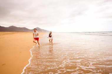 Çiftler sahilde eğleniyor.