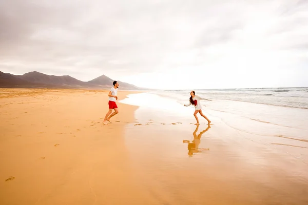 Çiftler sahilde eğleniyor. — Stok fotoğraf