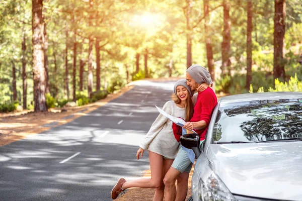 Couple traveling by car in the forest — Stock Photo, Image