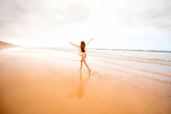 Vrouw genieten van prachtige strand — Stockfoto