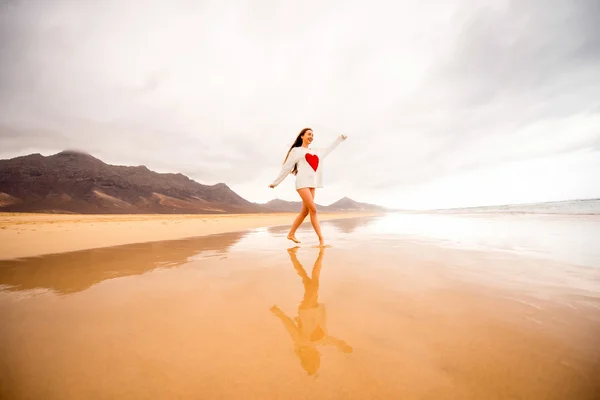 Mulher desfrutando bela praia — Fotografia de Stock