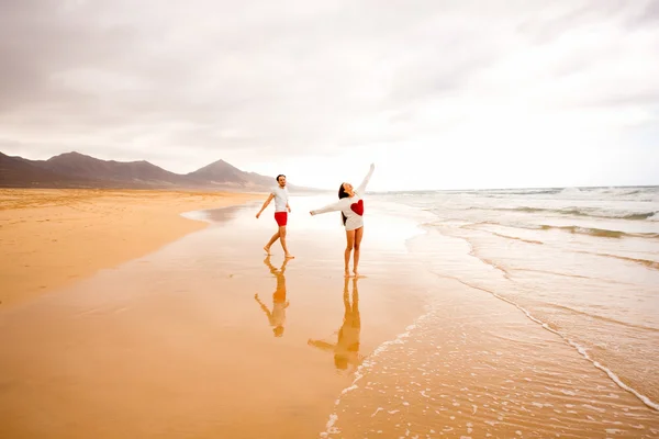 Paar die plezier hebben op het strand — Stockfoto