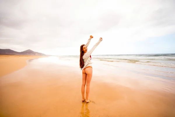 Mujer disfrutando hermosa playa —  Fotos de Stock