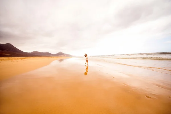 Женщина наслаждается прекрасным пляжем — стоковое фото