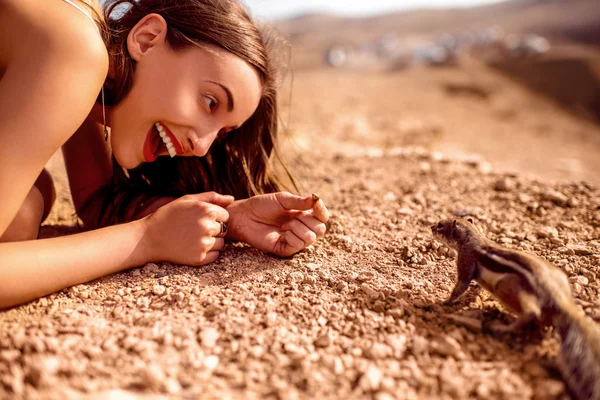 Woman feeding moorish squirrel — Stock Photo, Image