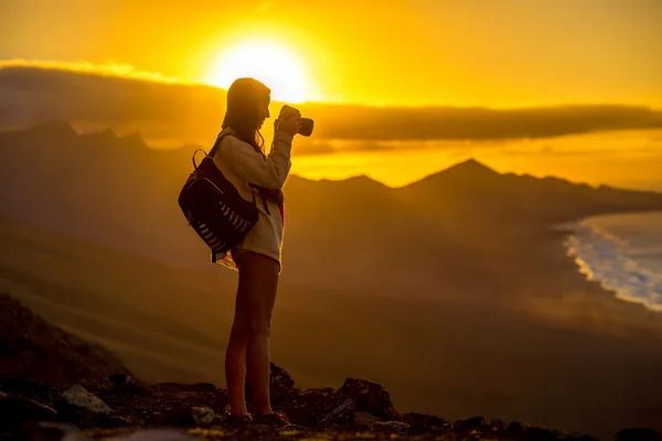 Kvinne som fotograferer øya Fuerteventura – stockfoto