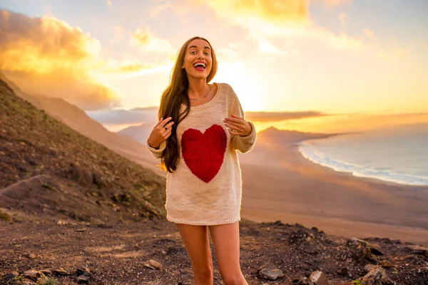 Mulher desfrutando da natureza na ilha de Fuerteventura — Fotografia de Stock