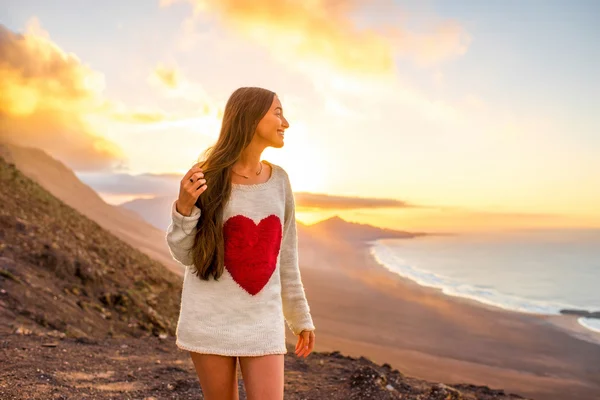 Mulher desfrutando da natureza na ilha de Fuerteventura — Fotografia de Stock