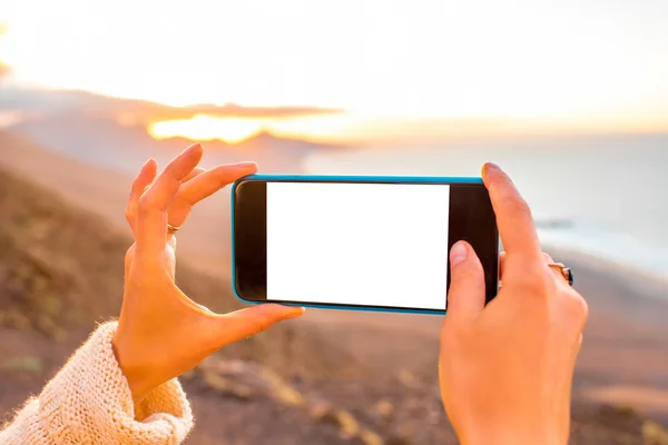 Telefon z biały ekran na tle krajobrazu wyspy — Zdjęcie stockowe