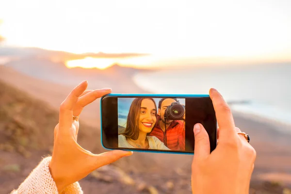 Hacer foto selfie con smartphone en la isla —  Fotos de Stock