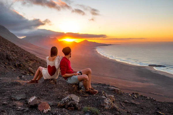 Par njuter av vacker solnedgång på Fuerteventura ö — Stockfoto