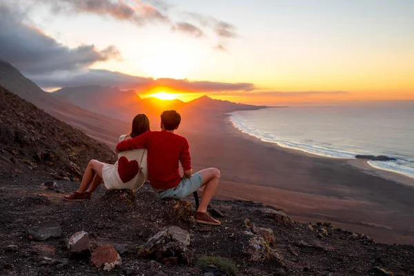 Par njuter av vacker solnedgång på Fuerteventura ö — Stockfoto