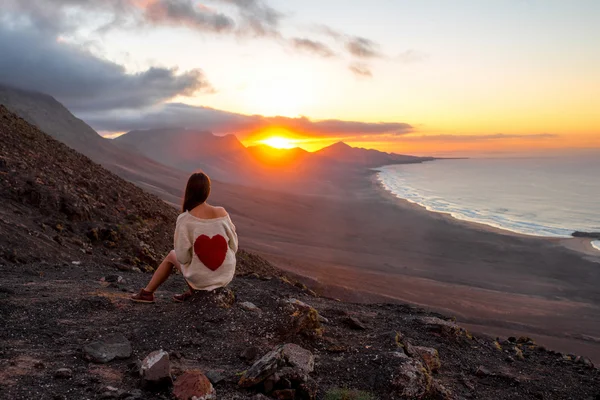 Vrouw genieten van prachtige landschap op Fuerteventura eiland — Stockfoto