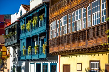 Renkli balkonda Santa Cruz şehir La Palma Adası