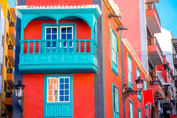 Casa española con hermoso balcón en las islas canarias en España — Foto de Stock
