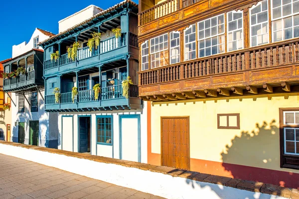 Coloridos balcones en la ciudad de Santa Cruz en la isla de La Palma — Foto de Stock