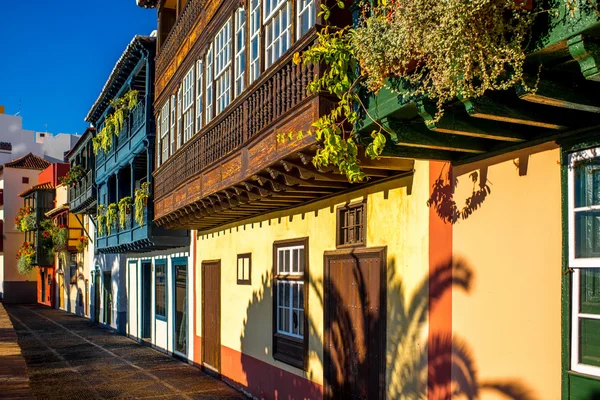 Coloridos balcones en la ciudad de Santa Cruz en la isla de La Palma — Foto de Stock