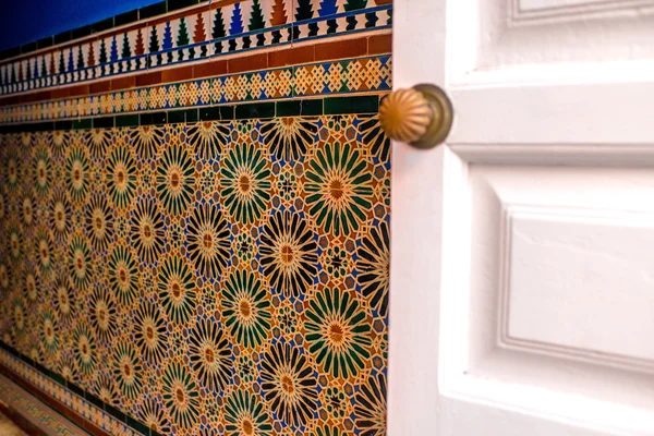 Azulejos coloniales españoles en la pared en la sala residencial —  Fotos de Stock