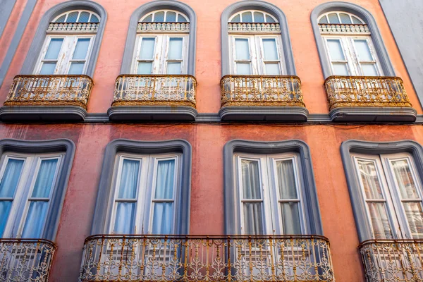 Antigua fachada colonial del edificio en España — Foto de Stock