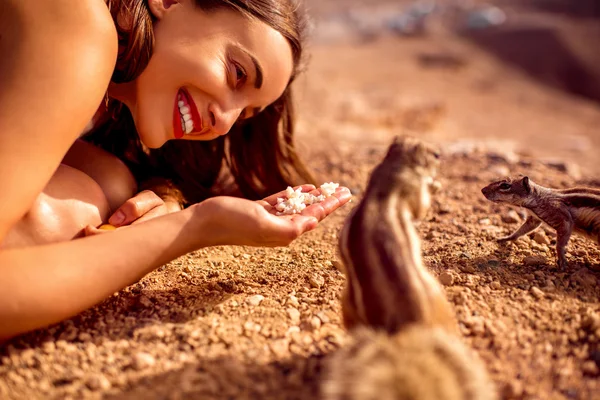 Woman feeding moorish squirrel — Stock Photo, Image