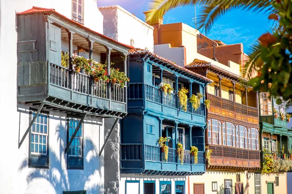 Coloridos balcones en la ciudad de Santa Cruz en la isla de La Palma — Foto de Stock