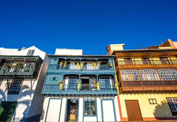 Varandas coloridas na cidade de Santa Cruz na ilha de La Palma — Fotografia de Stock