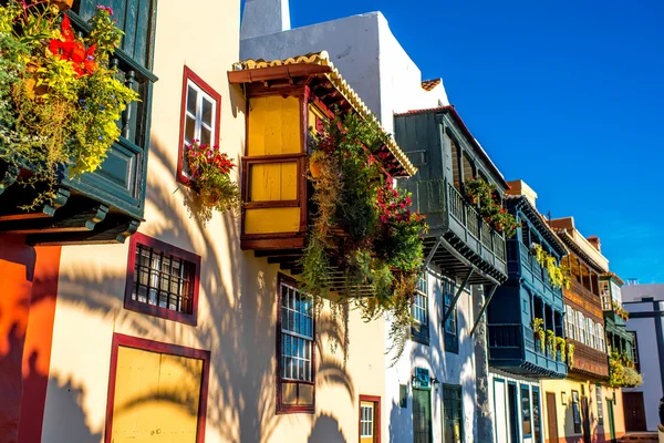 Coloridos balcones en la ciudad de Santa Cruz en la isla de La Palma — Foto de Stock