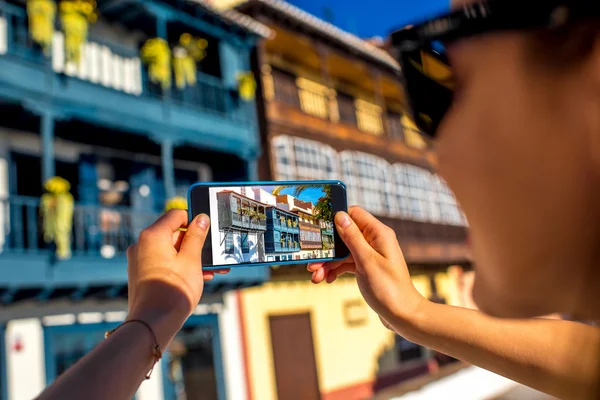 Fotografare con smart phone vecchi balconi colorati — Foto Stock
