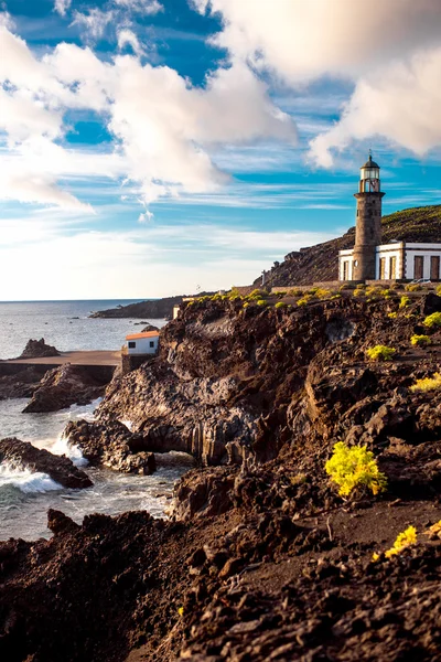 Deniz feneri ile volkanik manzara — Stok fotoğraf