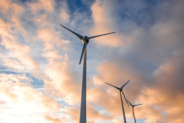 Gökyüzü arka plan üzerinde elektrik yel değirmenleri