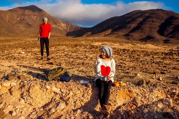 Couple traveling Fuerteventura island — Stock Photo, Image