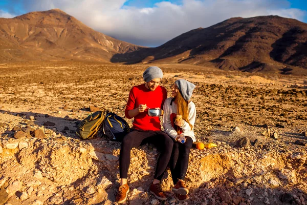 Casal comendo ao ar livre — Fotografia de Stock