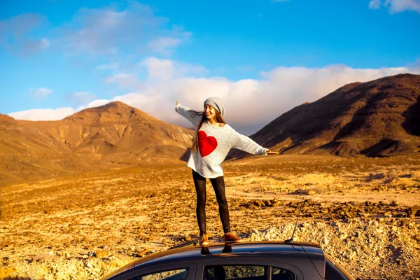 ผู้หญิงเดินทาง Fuerteventura เกาะ — ภาพถ่ายสต็อก