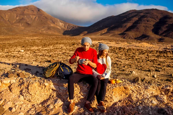 Casal comendo ao ar livre — Fotografia de Stock