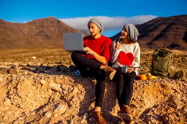 Couple traveling Fuerteventura island — Stock Photo, Image