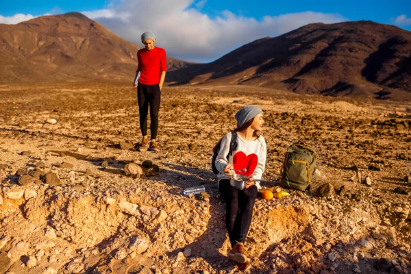 Casal viajando Fuerteventura ilha — Fotografia de Stock