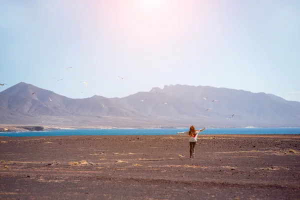 Mujer despreocupada corriendo sobre el fondo desierto — Foto de Stock