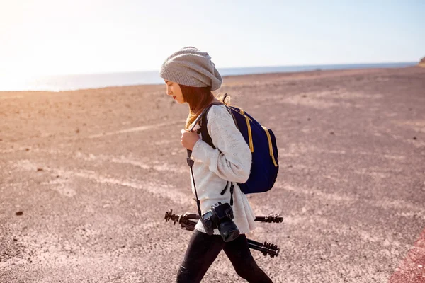 Female photographer walking outdoors — Φωτογραφία Αρχείου