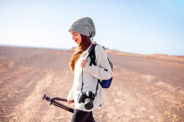 Female photographer walking outdoors — Stockfoto