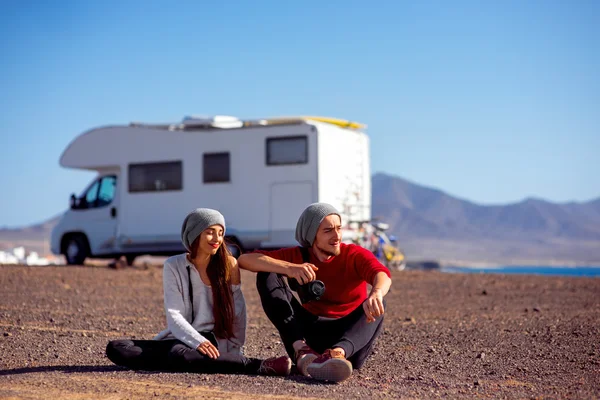 Couple traveling by camping trailer — Stockfoto