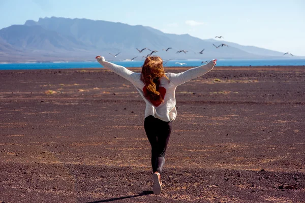 Mujer despreocupada corriendo sobre el fondo desierto —  Fotos de Stock
